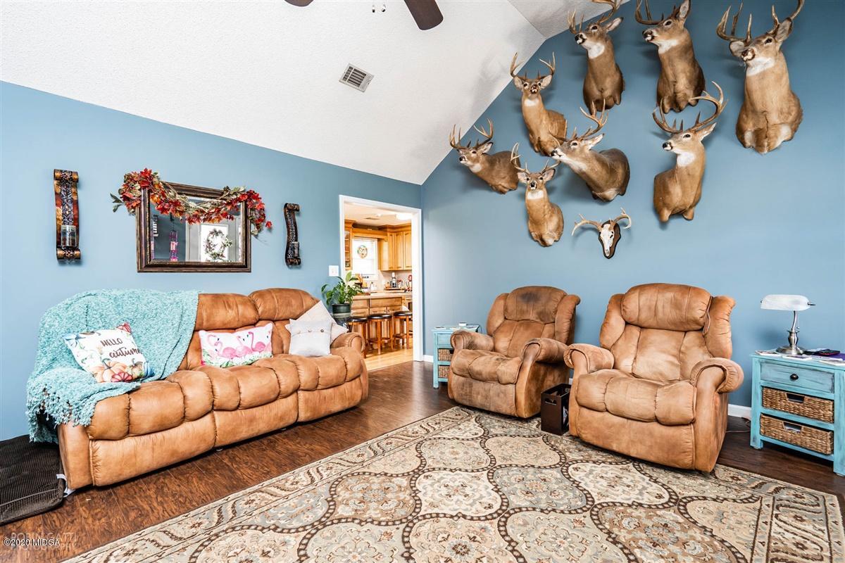 6180 Skipperton Road Macon, GA 31216 - Photo 20 of 37 a living room with furniture and wall paintings