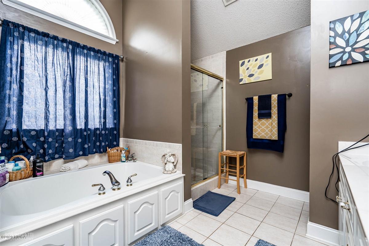 6180 Skipperton Road Macon, GA 31216 - Photo 28 of 37 a bathroom with a bathtub and a sink