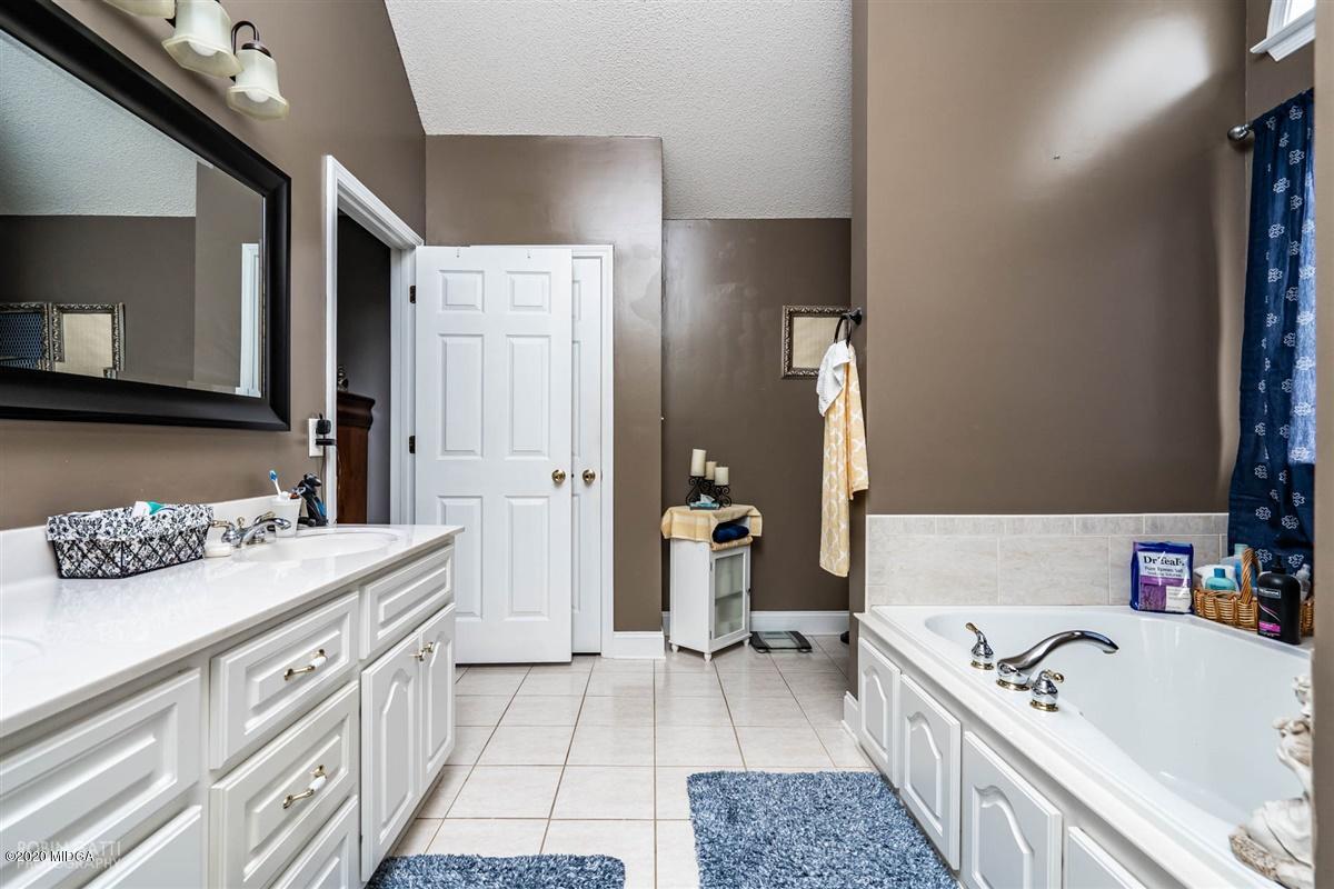 6180 Skipperton Road Macon, GA 31216 - Photo 29 of 37 a bathroom with a tub sink and mirror