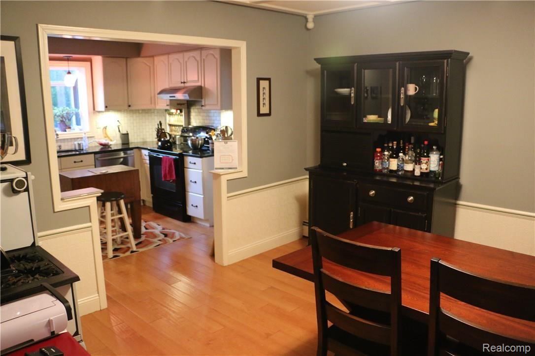 9404 Mabley Hill Road Fenton, MI 48430 - Photo 14 of 46 Maple hardwood floor dining room.