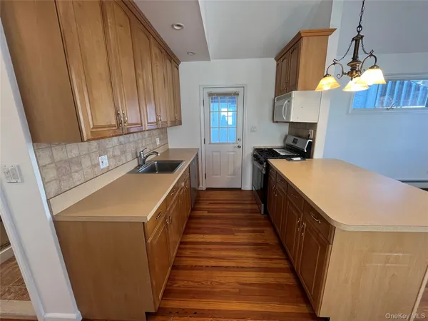 $3,300 | 72 Georgia Avenue, Unit MAIN, Long Beach, NY 11561