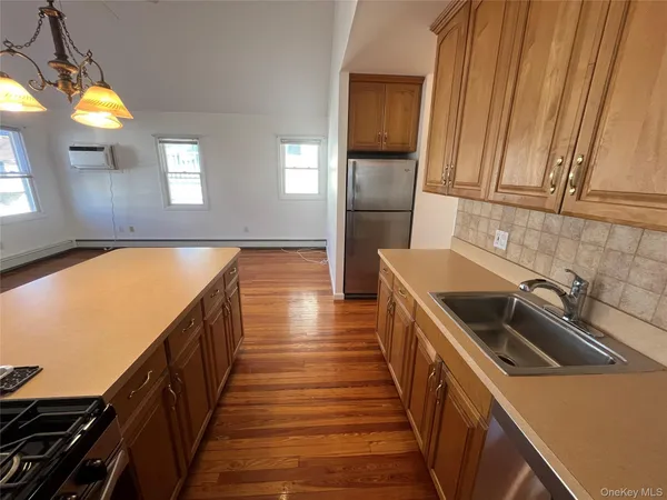 $3,300 | 72 Georgia Avenue, Unit MAIN, Long Beach, NY 11561