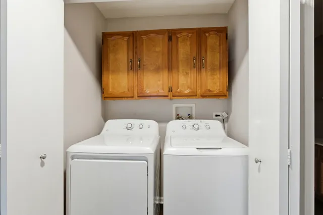 $2,050 | 2023 Silverstone Drive, Unit 2023, Carpentersville, IL 60110