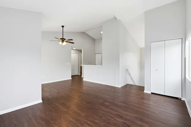 $2,050 | 2023 Silverstone Drive, Unit 2023, Carpentersville, IL 60110