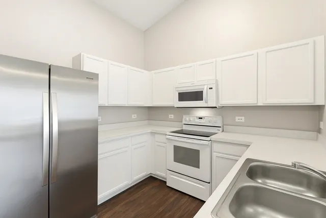 $2,050 | 2023 Silverstone Drive, Unit 2023, Carpentersville, IL 60110