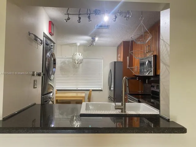 $194,900 | 125 South Laurel Drive, Unit 506, Margate, FL 33063