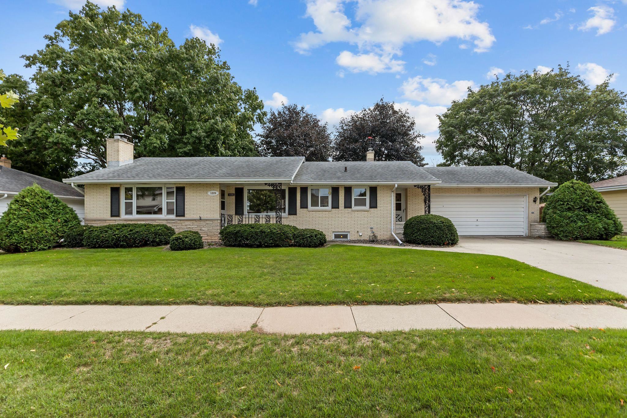 1229 East Pershing Street Appleton, WI 54911 - Photo 1 of 78 Gallery Image 1