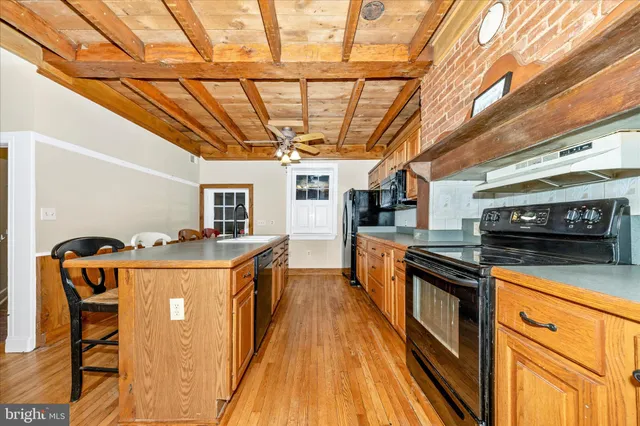 a view of a storage & utility room with washer and dryer