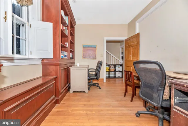 a view of a livingroom with furniture and a ceiling fan
