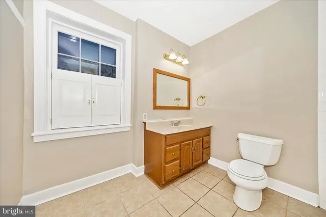 a view of a yard with a house