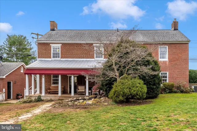 a picture of a black and white wall