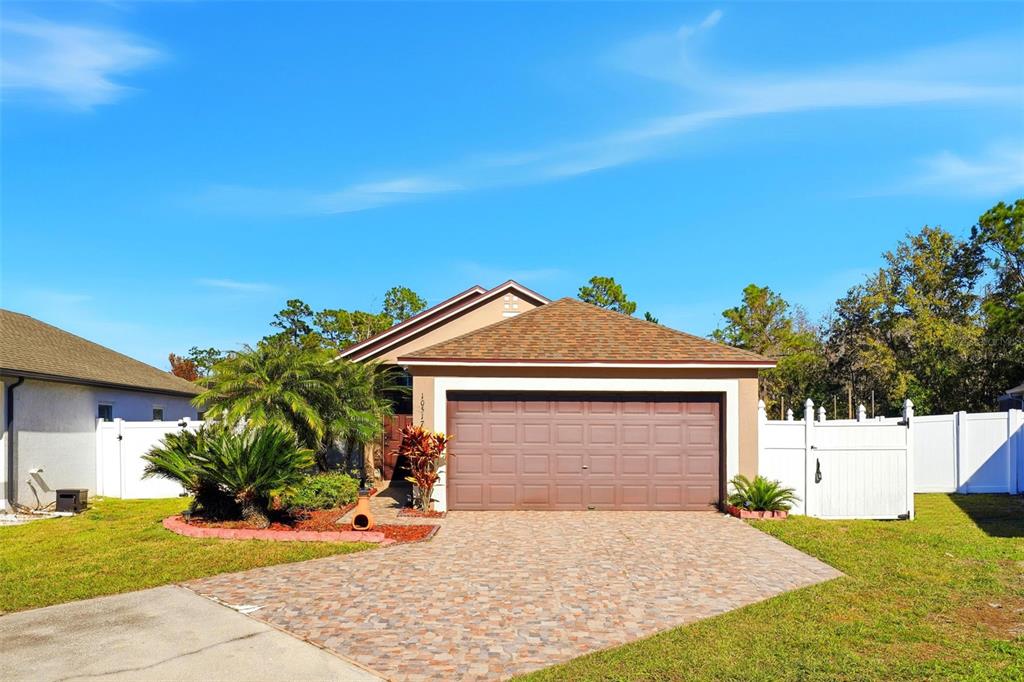 10517 Rocking A Run Orlando, FL 32825 - Photo 1 of 29 a front view of a house with a yard