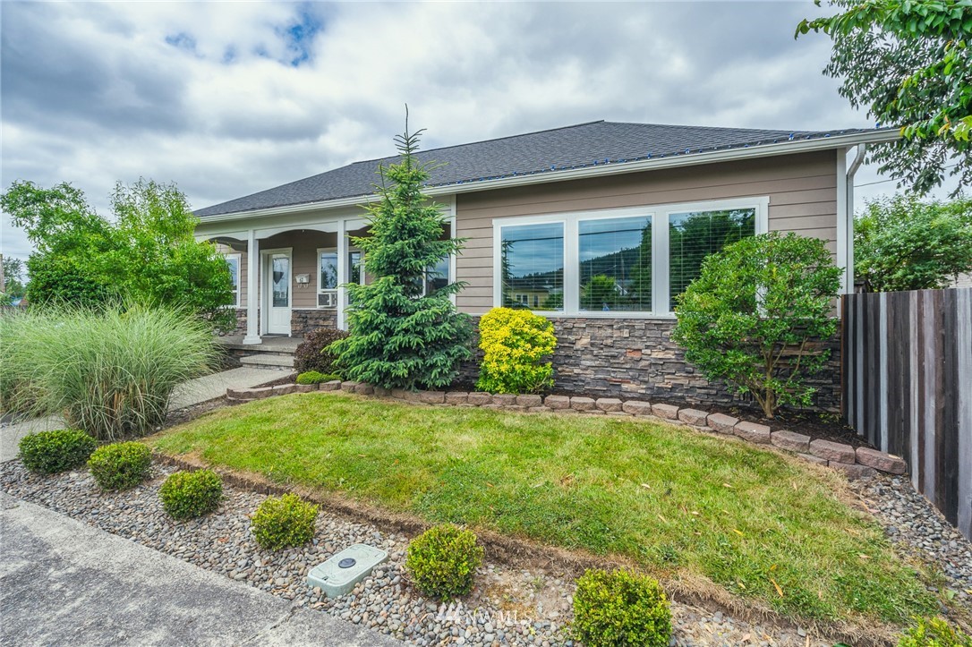 67 Southwest Cascade Avenue Chehalis, WA 98532 - Photo 1 of 24 Gallery Image 1
