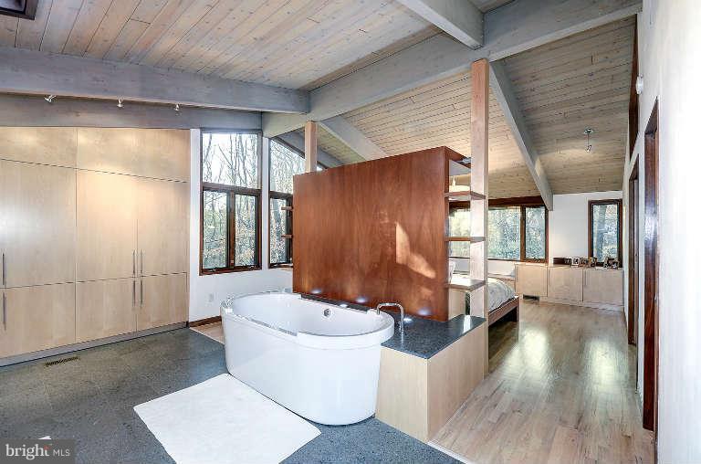 1020 Towlston Road McLean, VA 22102 - Photo 14 of 25 Bath (Master)