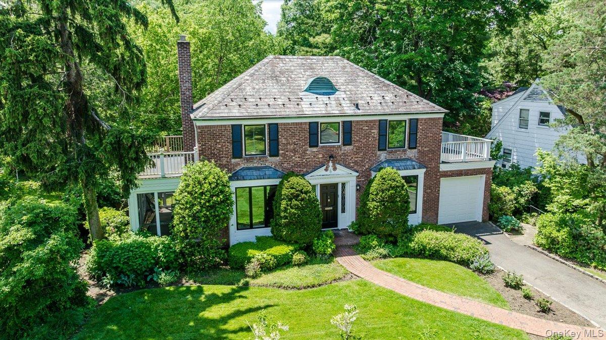 8 Parkside Drive Great Neck, NY 11021 - Photo 2 of 32