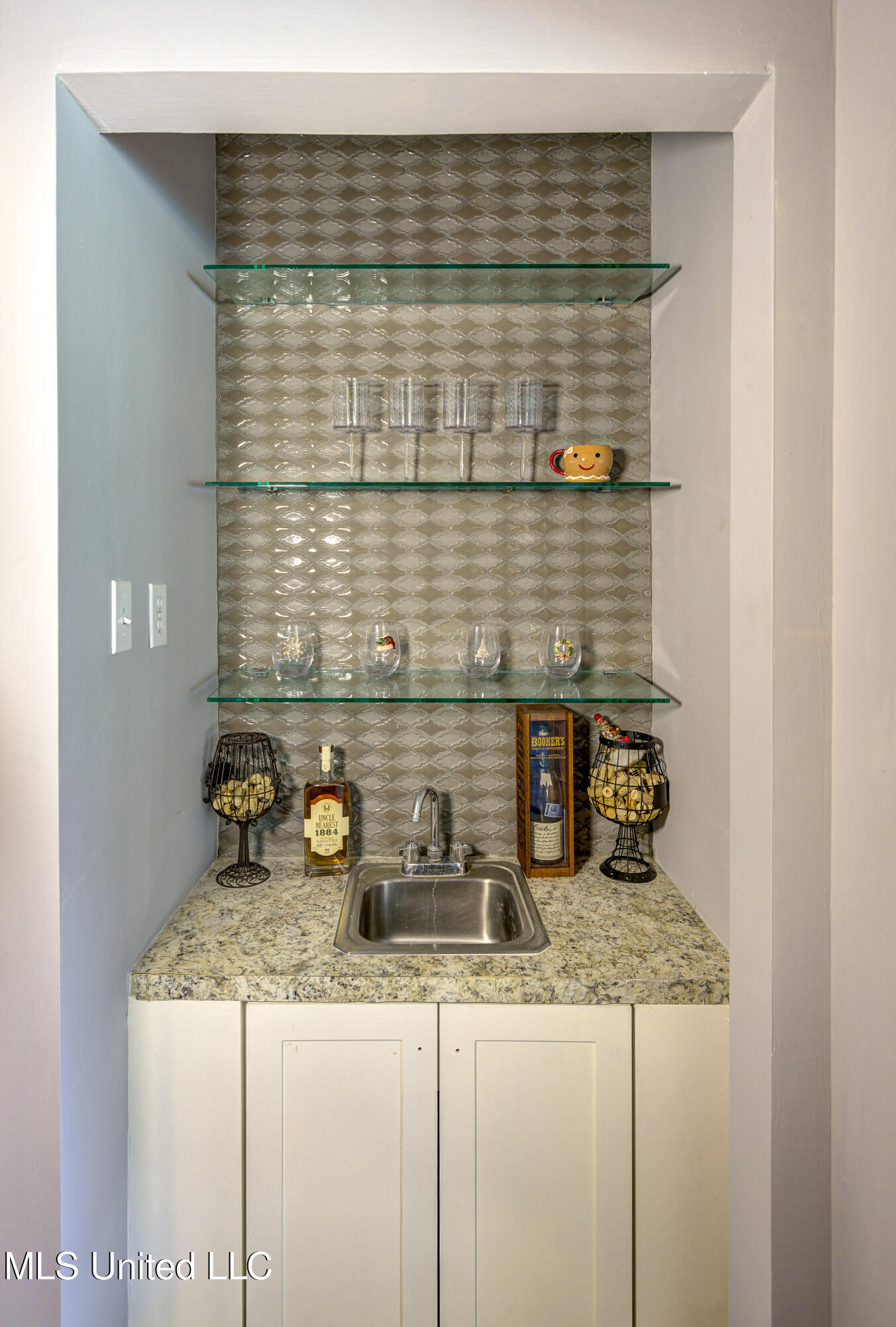 704 Brenmar Street Brandon, MS 39042 - Photo 25 of 49 Family Room Wet Bar