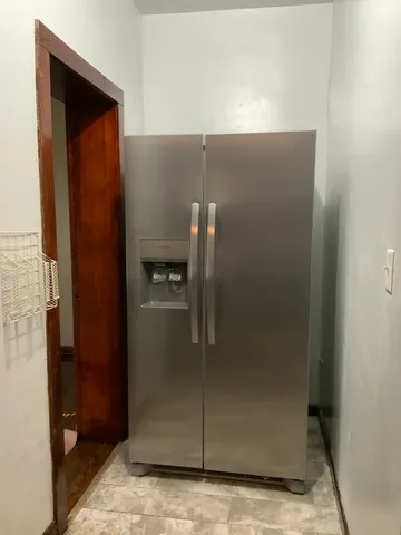 a view of entryway with a door