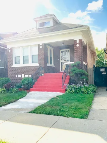 a view of a house with a yard and plants