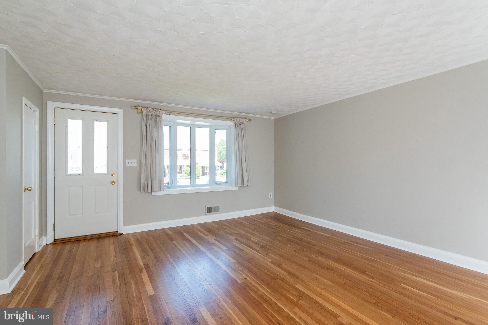 8171 Kavanagh Road Baltimore, MD 21222 - Photo 5 of 30 Living Room