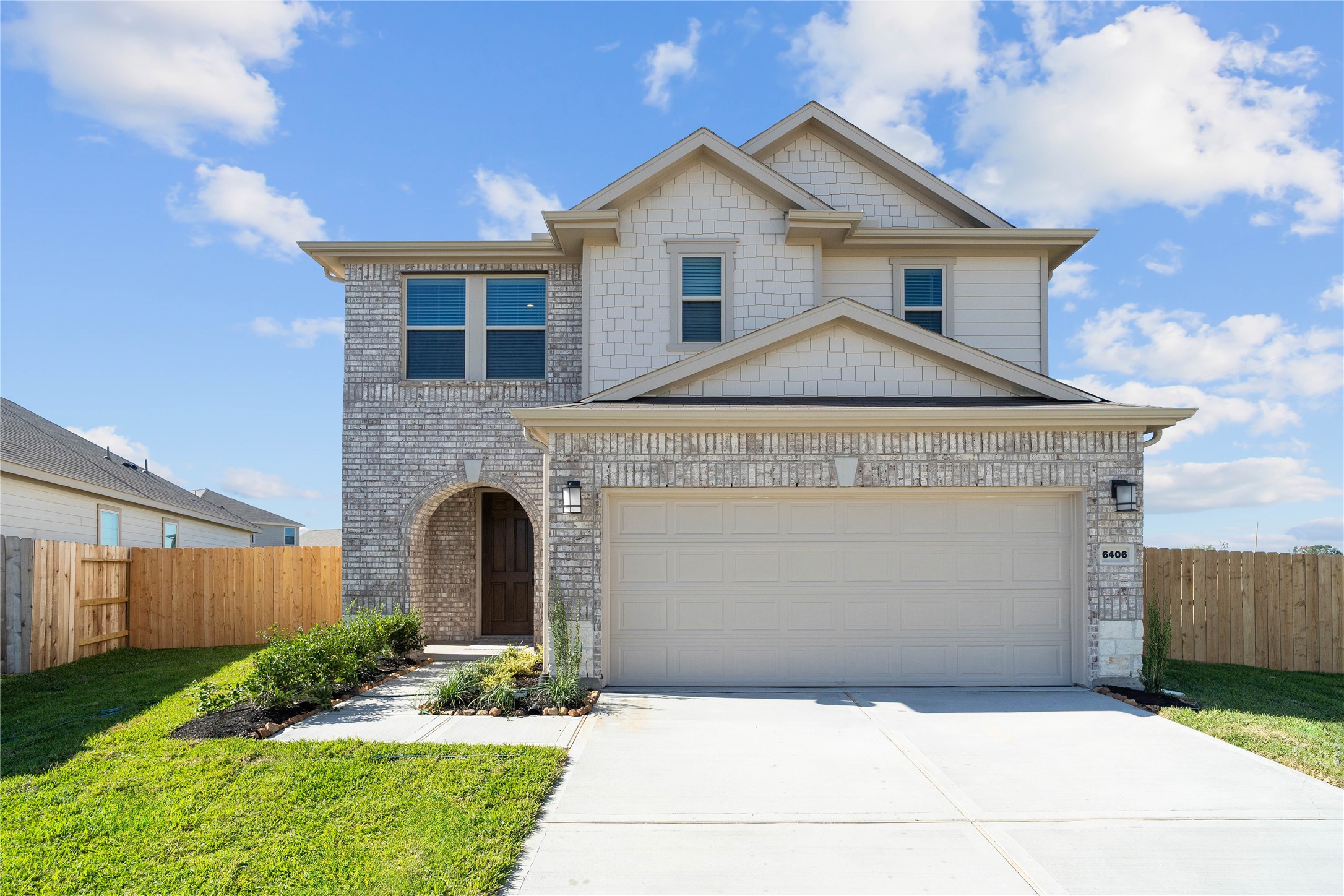 Welcome home to 6406 Canby Court located in Glendale Lakes and zoned to Fort Bend ISD!