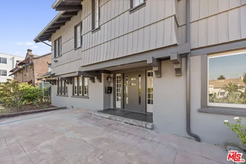 a view of a yard with a house