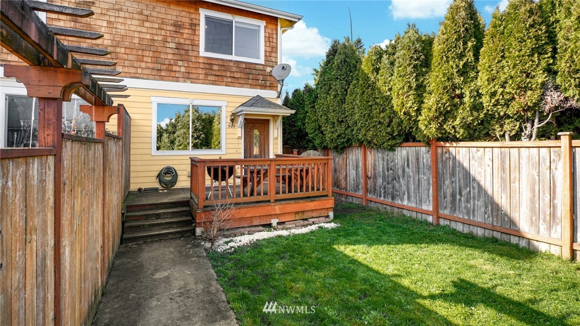 503 Smithers Avenue South Renton, WA 98057 - Photo 3 of 22 a view of a house with a yard