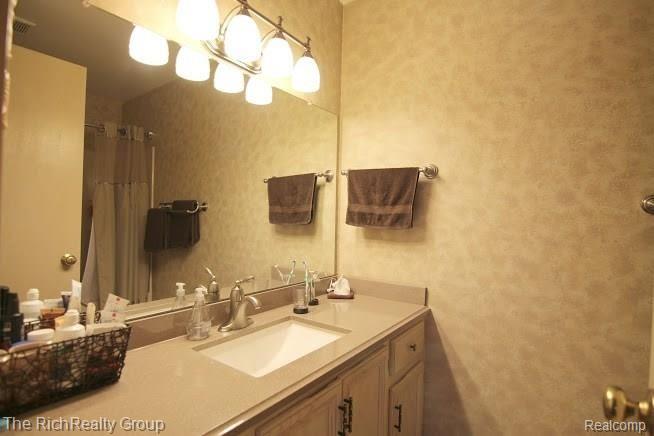 45167 Glengarry Road Canton, MI 48188 - Photo 21 of 39 Full Bathroom