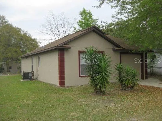 a view of a house with a yard