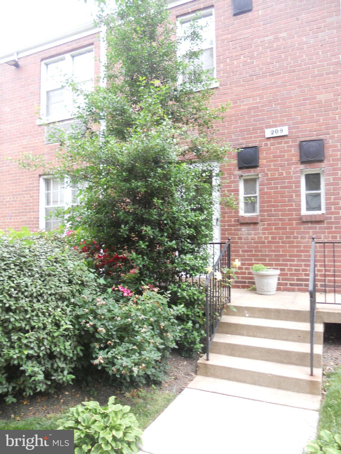 209 East Glebe Road, Unit 209D Alexandria, VA 22305 - Photo 2 of 13 Exterior General