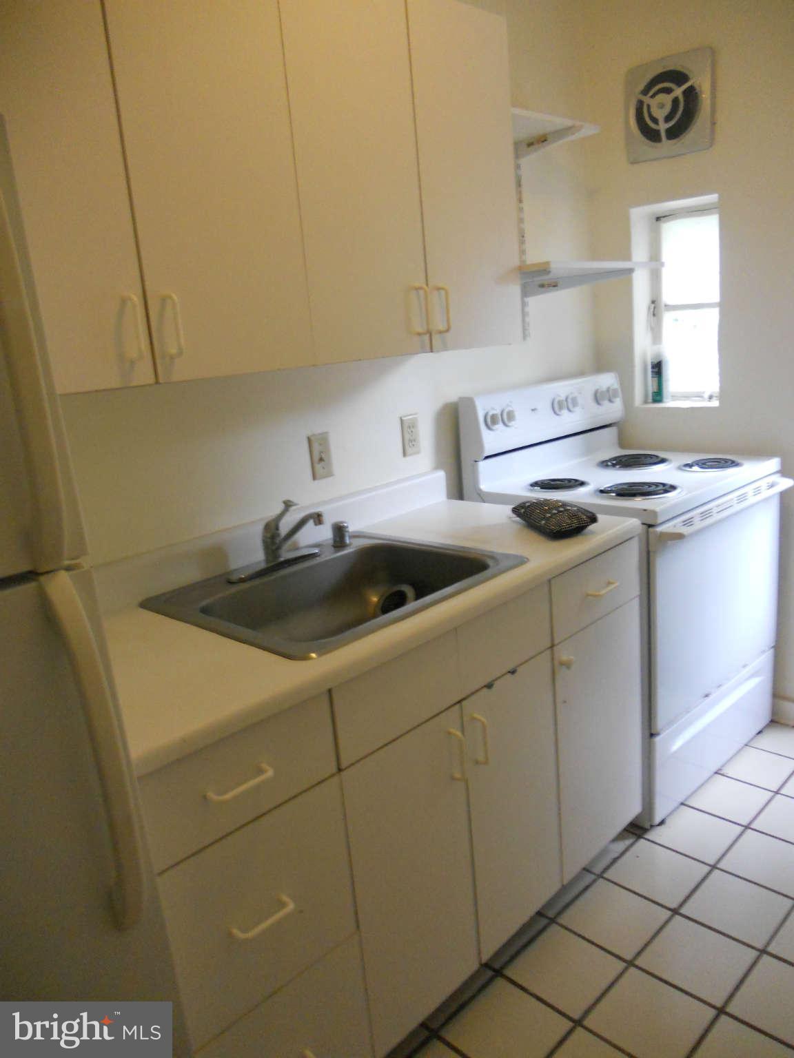 209 East Glebe Road, Unit 209D Alexandria, VA 22305 - Photo 13 of 13 Kitchen