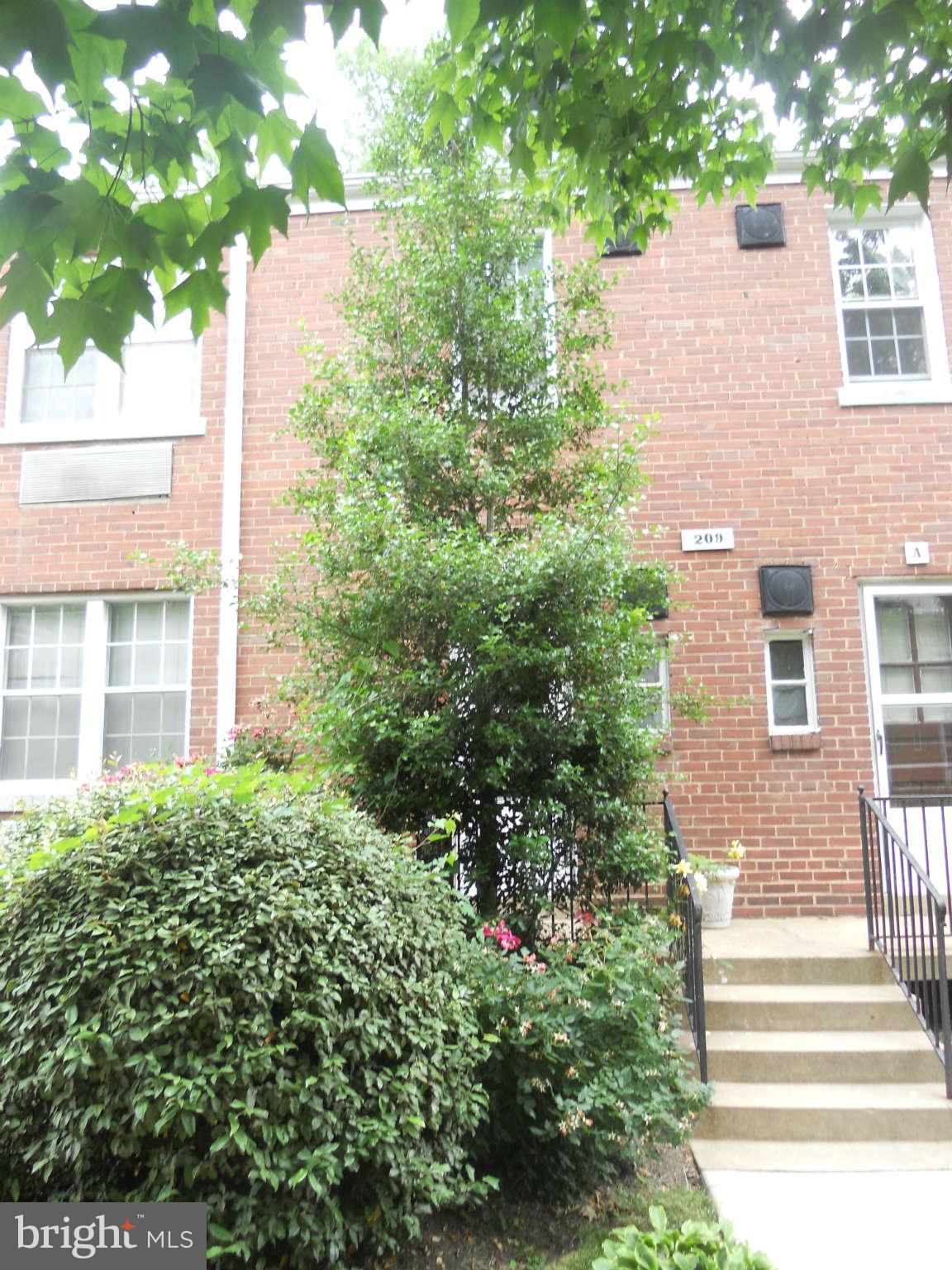 209 East Glebe Road, Unit 209D Alexandria, VA 22305 - Photo 4 of 13 Exterior Rear