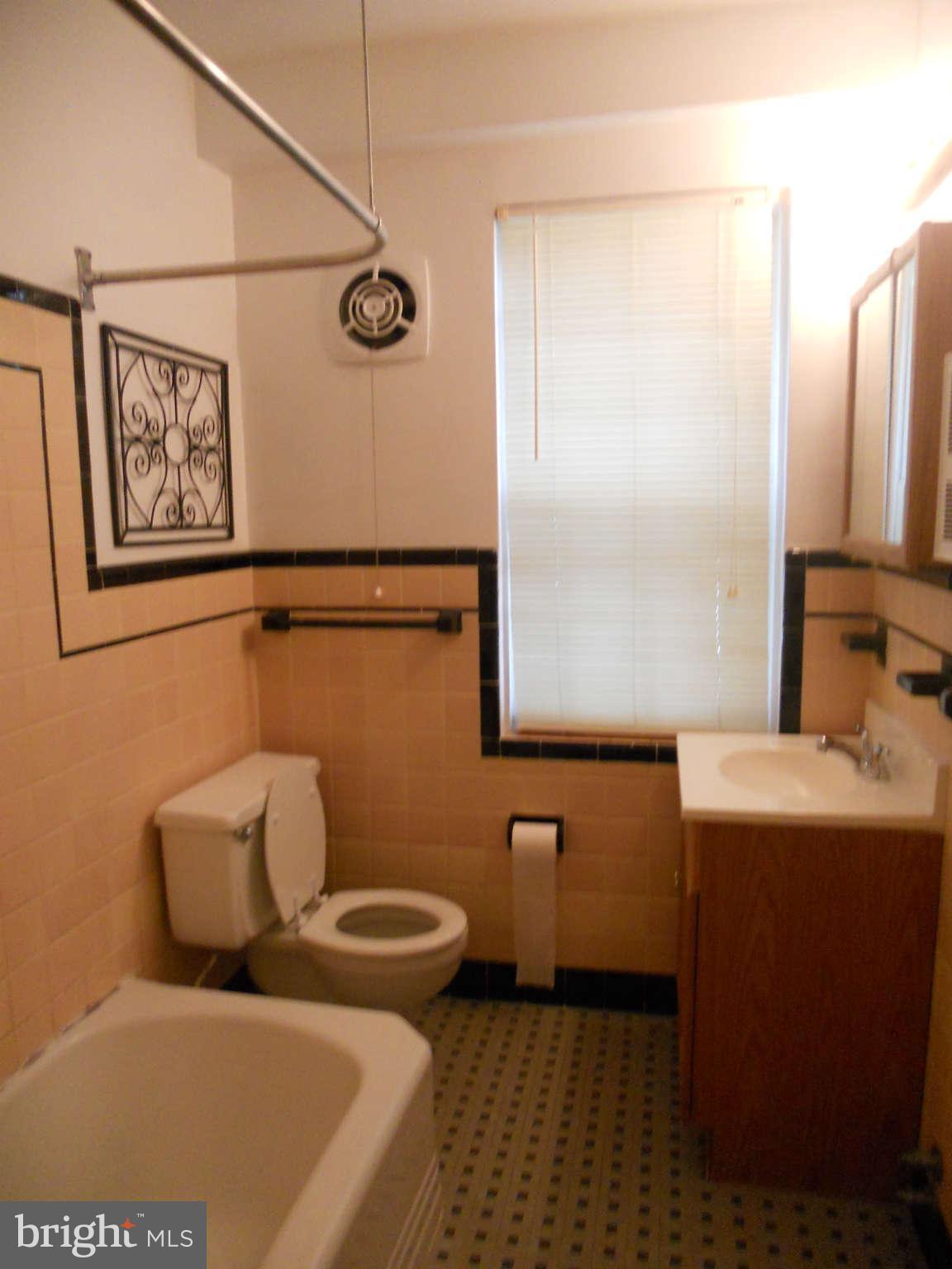 209 East Glebe Road, Unit 209D Alexandria, VA 22305 - Photo 5 of 13 Bath