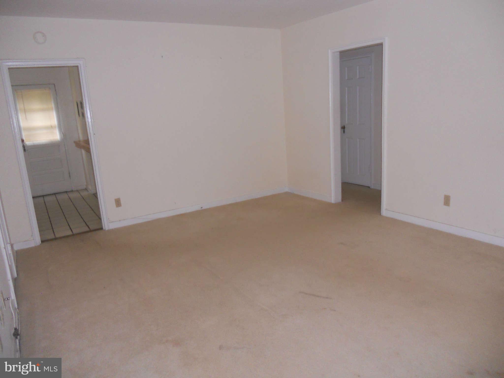 209 East Glebe Road, Unit 209D Alexandria, VA 22305 - Photo 7 of 13 Living Room