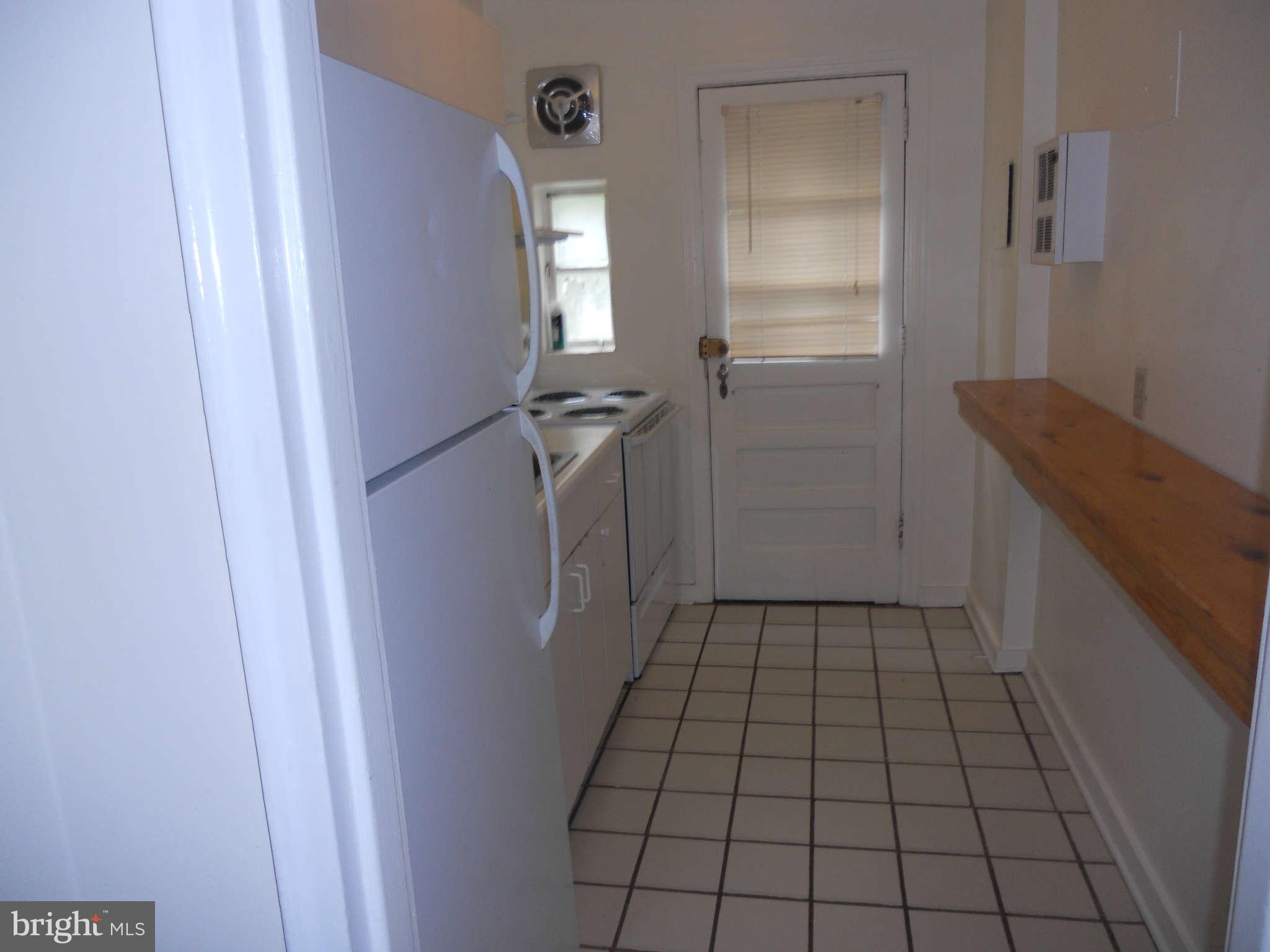 209 East Glebe Road, Unit 209D Alexandria, VA 22305 - Photo 10 of 13 Kitchen