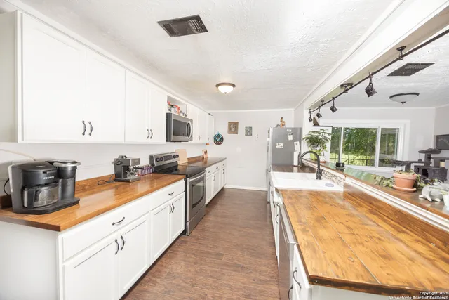 $399,000 | 1628 County Road 357, Utopia, TX 78884