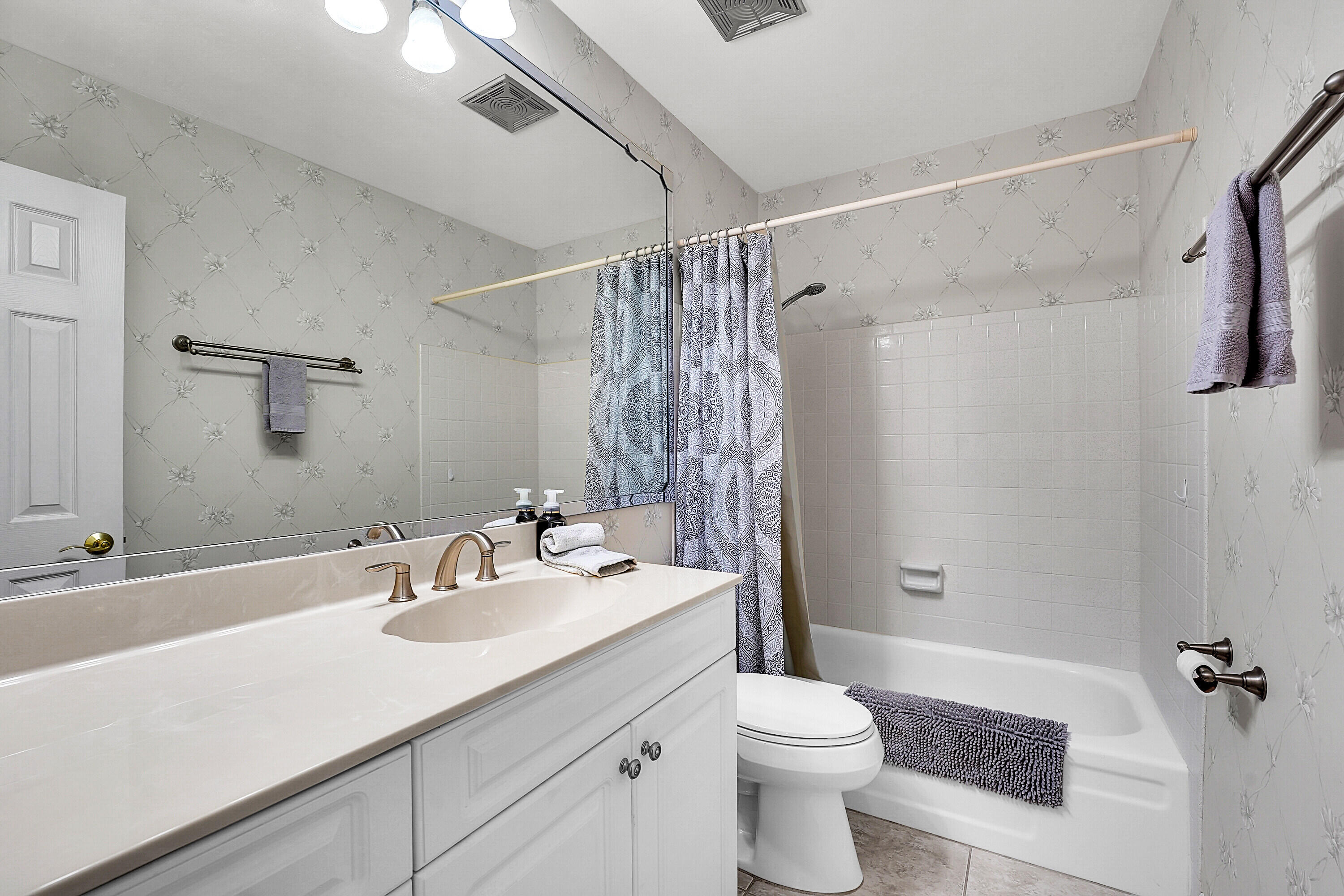 2929 Southeast Ocean Boulevard, Unit 13610 Stuart, FL 34996 - Photo 16 of 27 guest bath