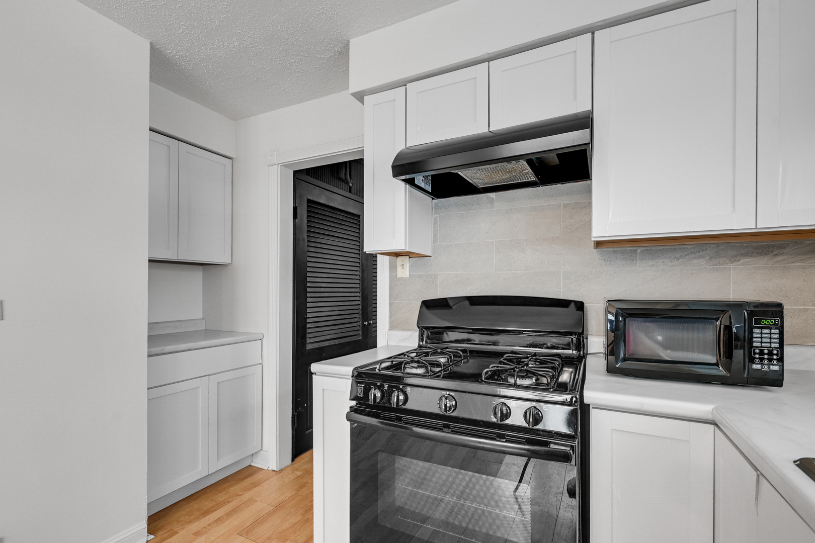 3740 153rd Street Midlothian, IL 60445 - Photo 5 of 20 a kitchen with cabinets and steel stainless steel appliances