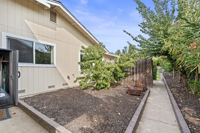 a view of a backyard