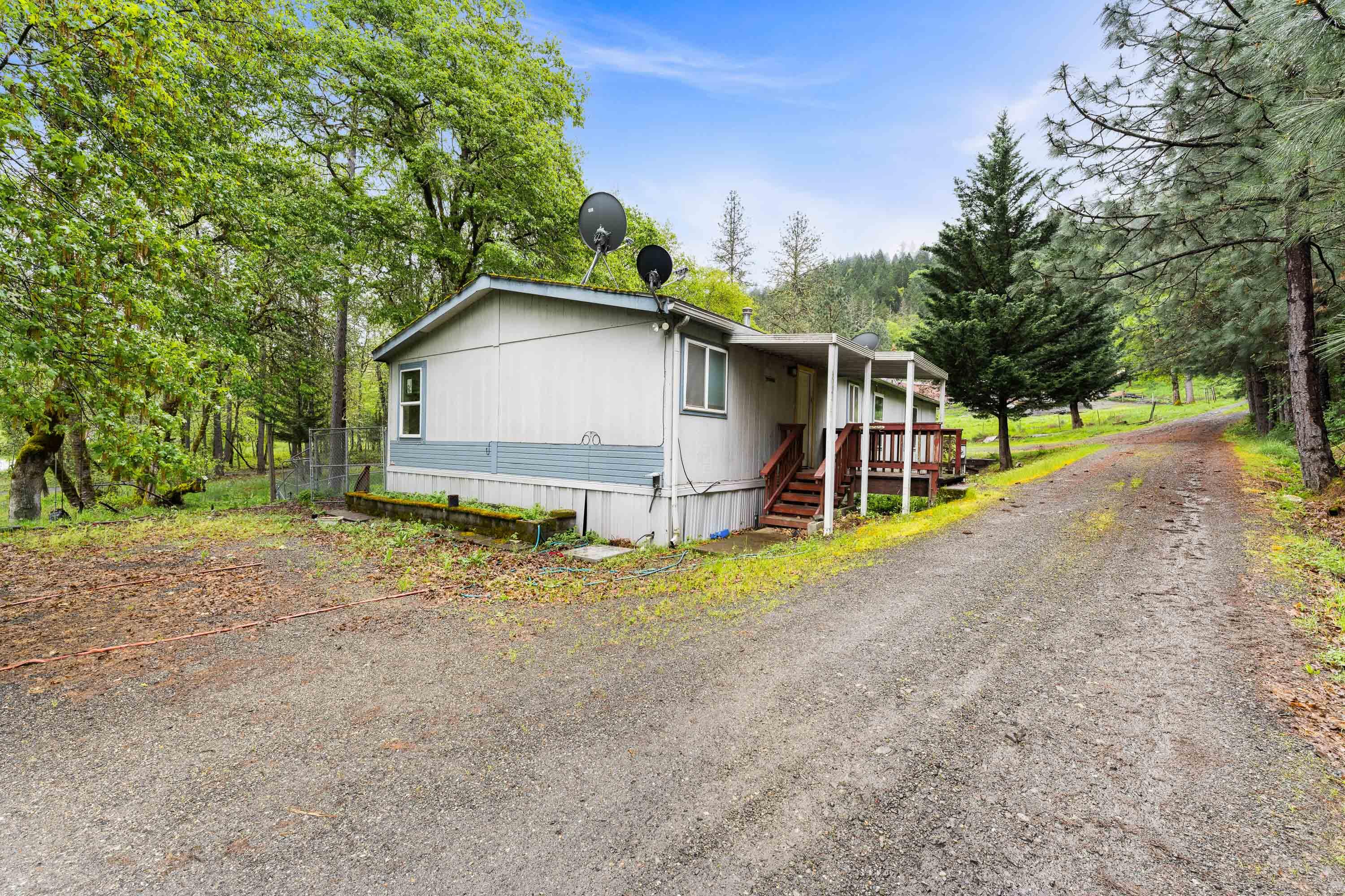 10517 Lower River Road Grants Pass, OR 97526 - Photo 4 of 26 10-EXT (10 of 14)