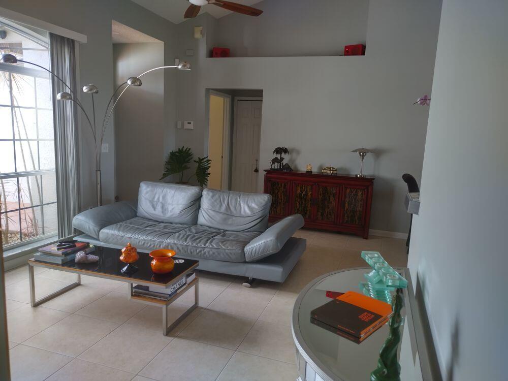 500 SW Aster Rd Living 1