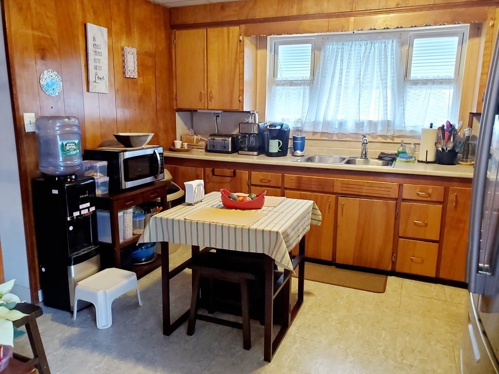 236 Gifford Road Westport, MA 02790 - Photo 3 of 17 Gallery Image 3