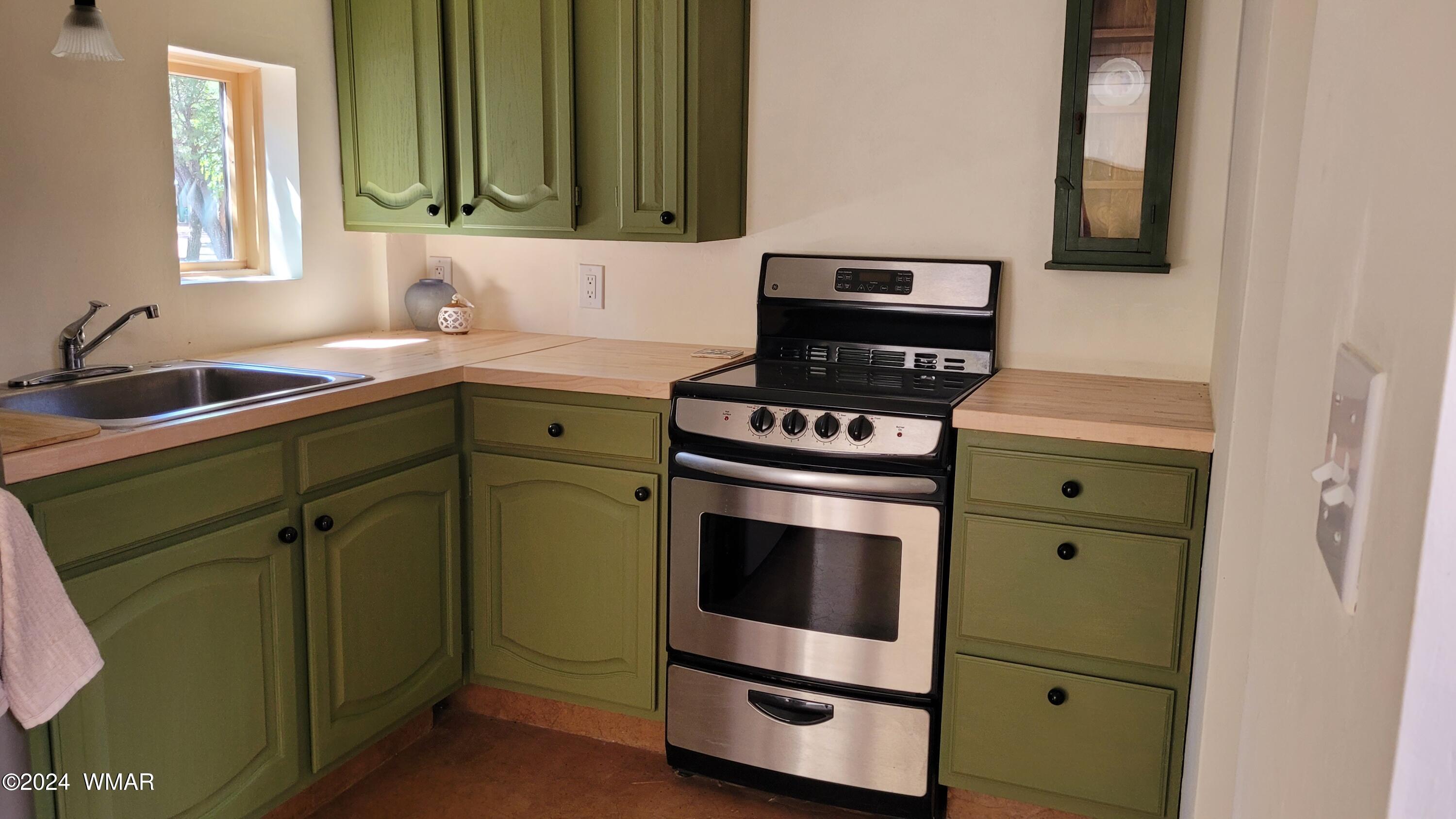 1930 Larson Road, Unit 13 Lakeside, AZ 85929 - Photo 6 of 14 Kitchen