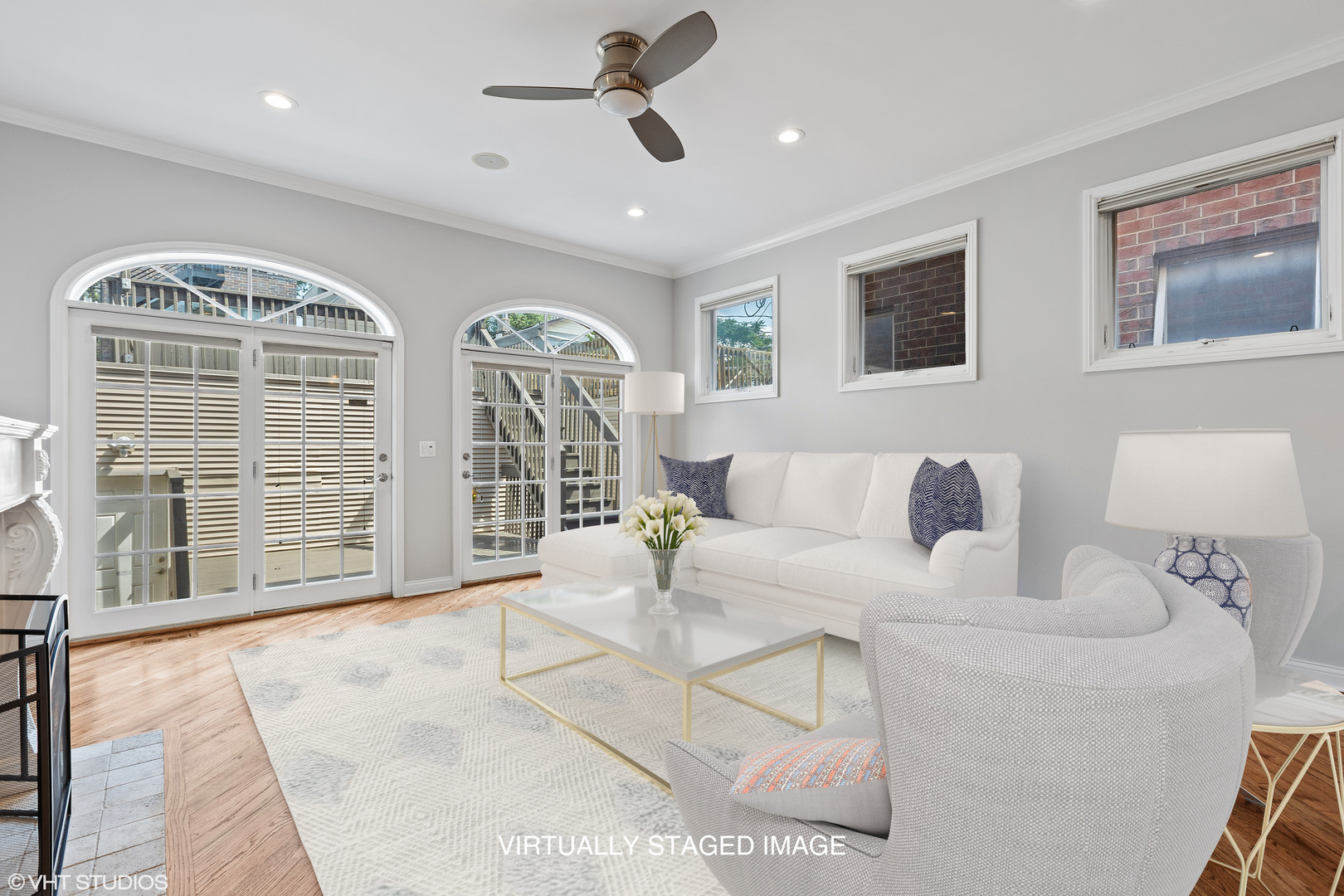 2038 West Race Avenue Chicago, IL 60612 - Photo 11 of 35 a living room with furniture