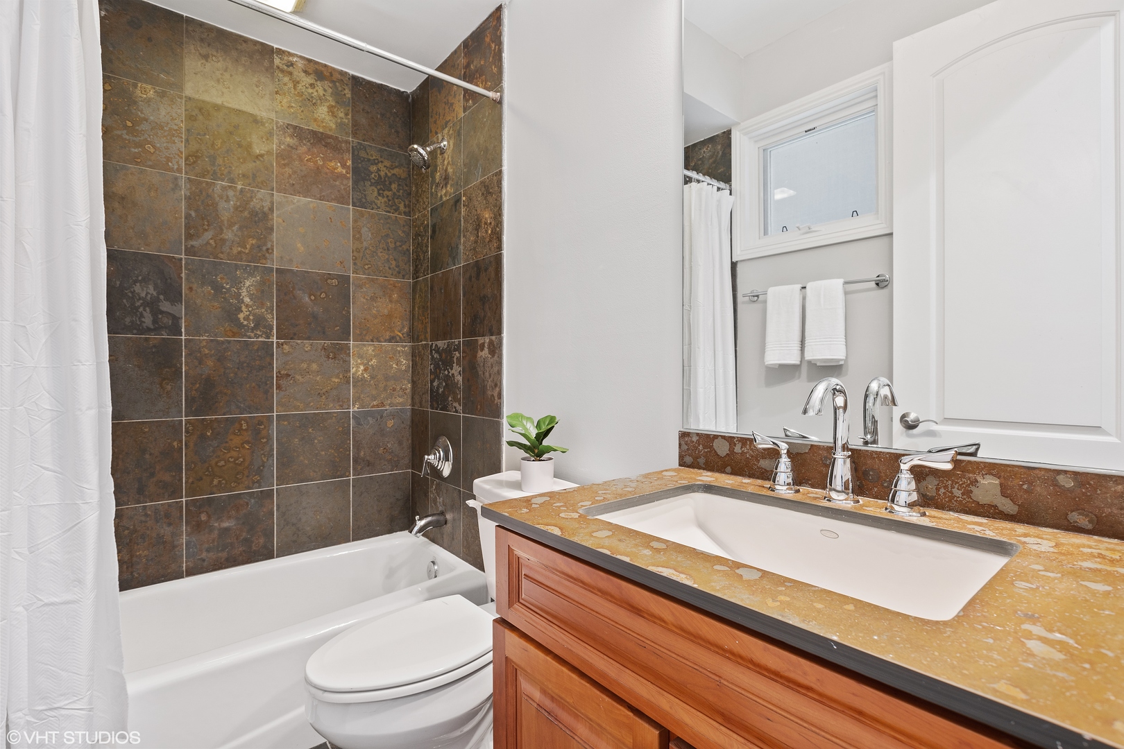 2038 West Race Avenue Chicago, IL 60612 - Photo 24 of 35 a bathroom with a sink a toilet and bathtub