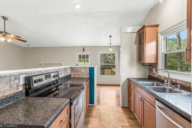 2872 Millwheel Road Pfafftown, NC 27040 - Photo 5 of 11 Kitchen