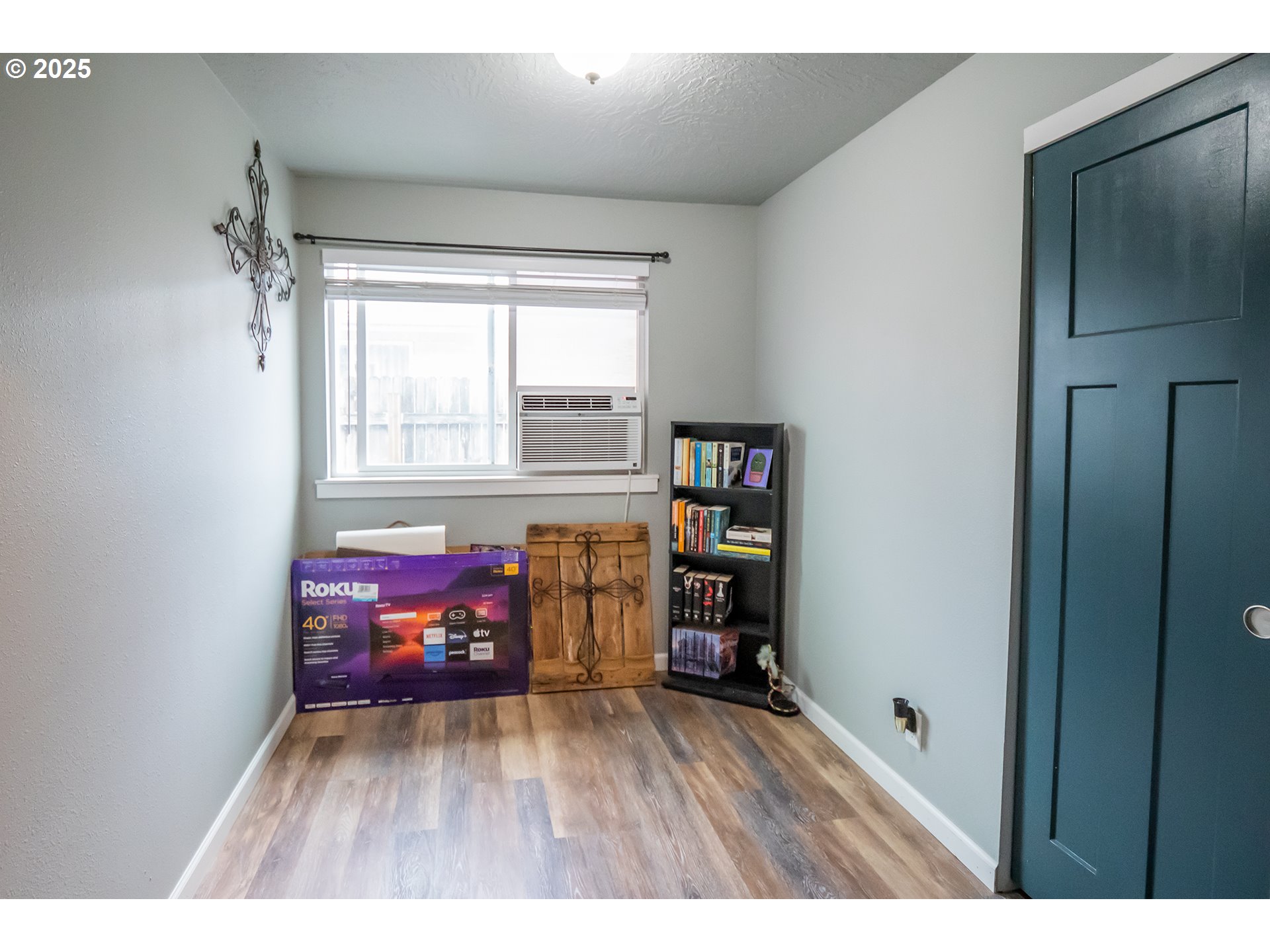 732 53rd Street Springfield, OR 97478 - Photo 16 of 27 a living room with furniture and a window