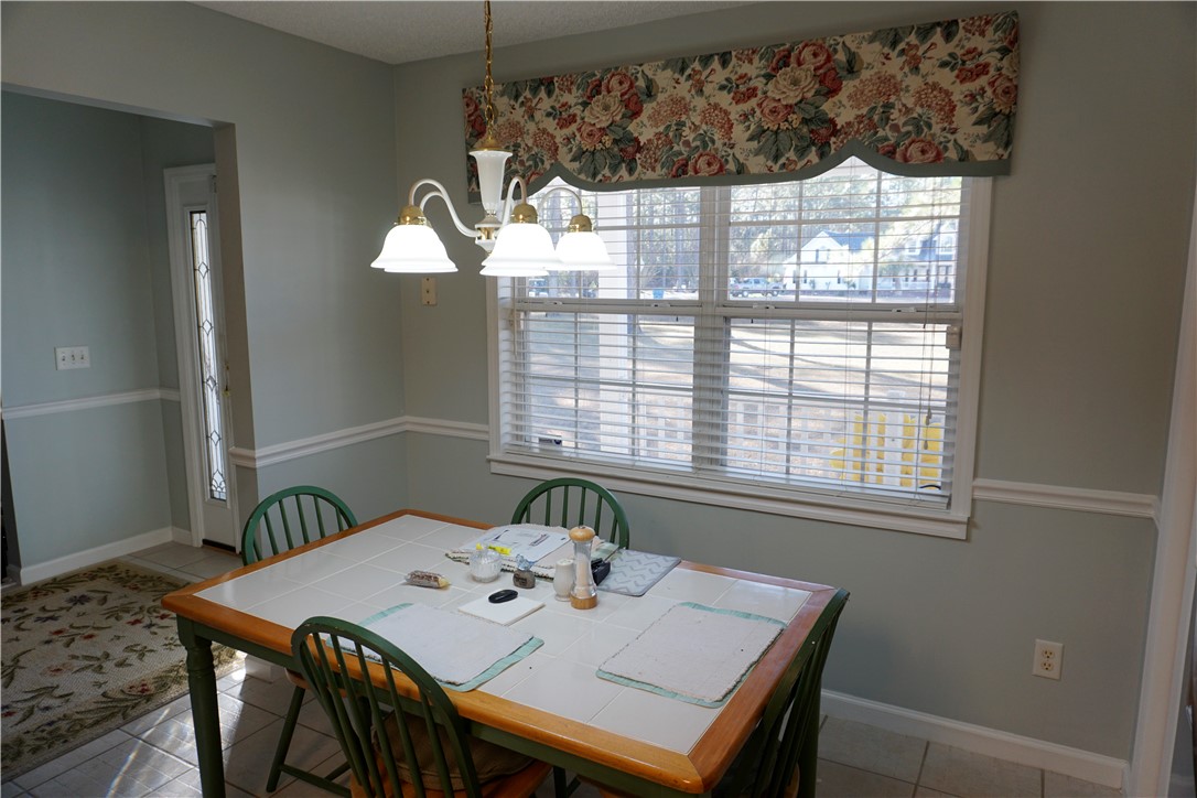 5710 Wooddell Ridge Road Waycross, GA 31503 - Photo 11 of 35 Breakfast room