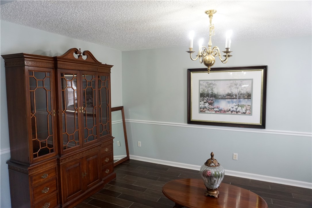5710 Wooddell Ridge Road Waycross, GA 31503 - Photo 3 of 35 Dining room