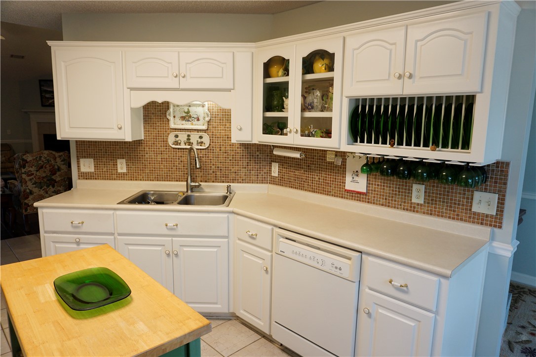 5710 Wooddell Ridge Road Waycross, GA 31503 - Photo 9 of 35 Kitchen cabinetry