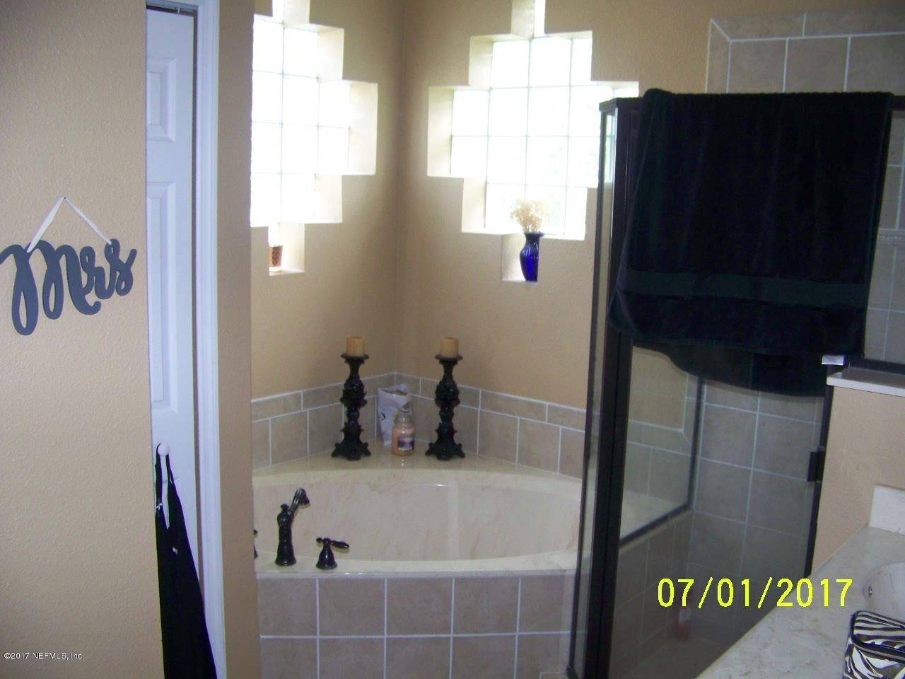 146 Raintree Circle Palm Coast, FL 32164 - Photo 8 of 18 Master bath garden tub